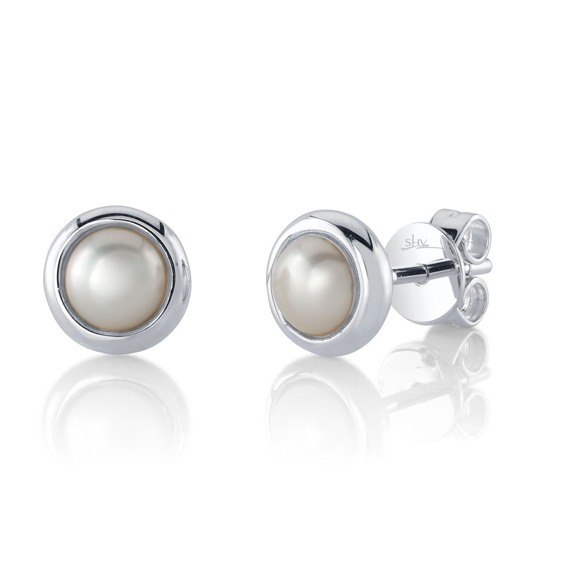 Shy Creation Pearl Studs